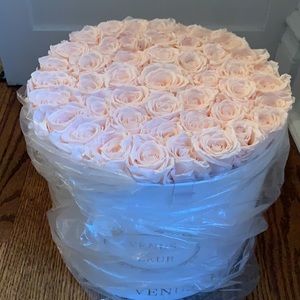 Brand New  VENUS et FLEUR Large Round Classic Eternity Flower arrangement